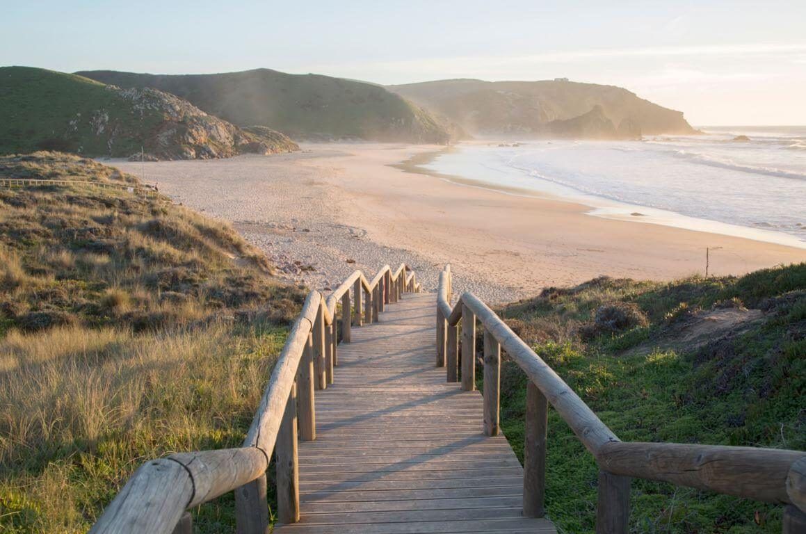 Passerelle de bois descendant vers le sable désert de la Praia do Amado, sur la Costa Vicentina