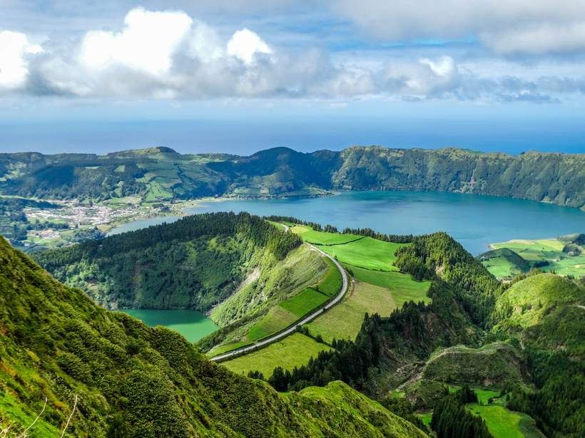 Les lacs de cratère vert et bleu de Sete Cidades, aux Açores