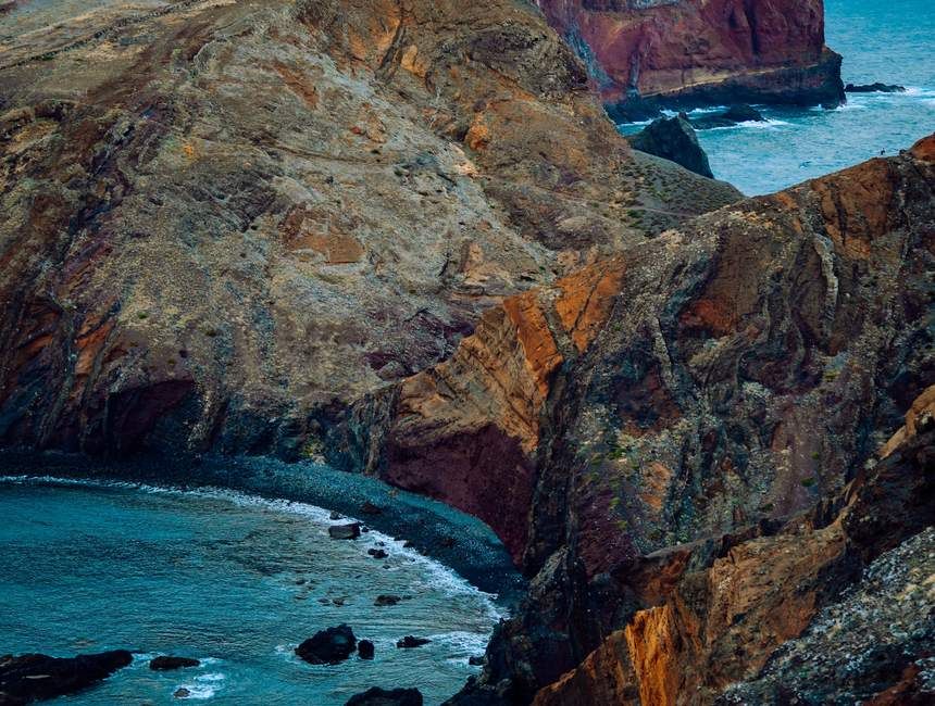 Les falaises volcaniques ocre de la Ponta de São Lourenço plongeant dans l'Atlantique, à Madère