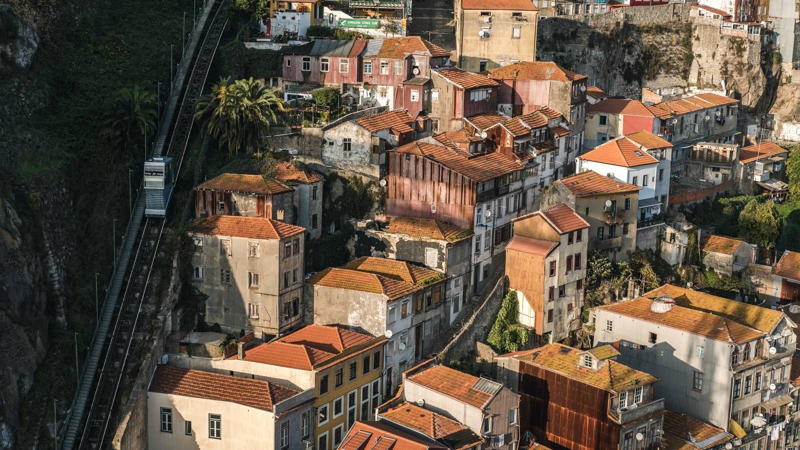 Le funiculaire des Guindais gravissant les toits de la vieille ville de Porto à l'heure dorée