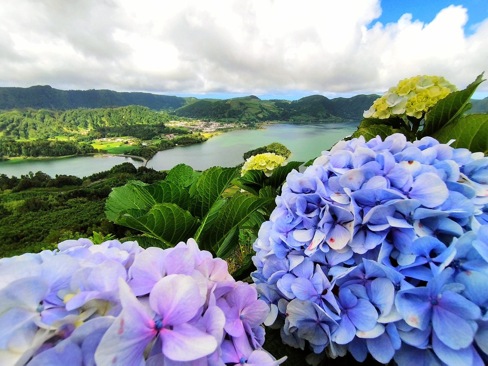 Les lacs jumeaux de cratère de Sete Cidades, São Miguel, Açores