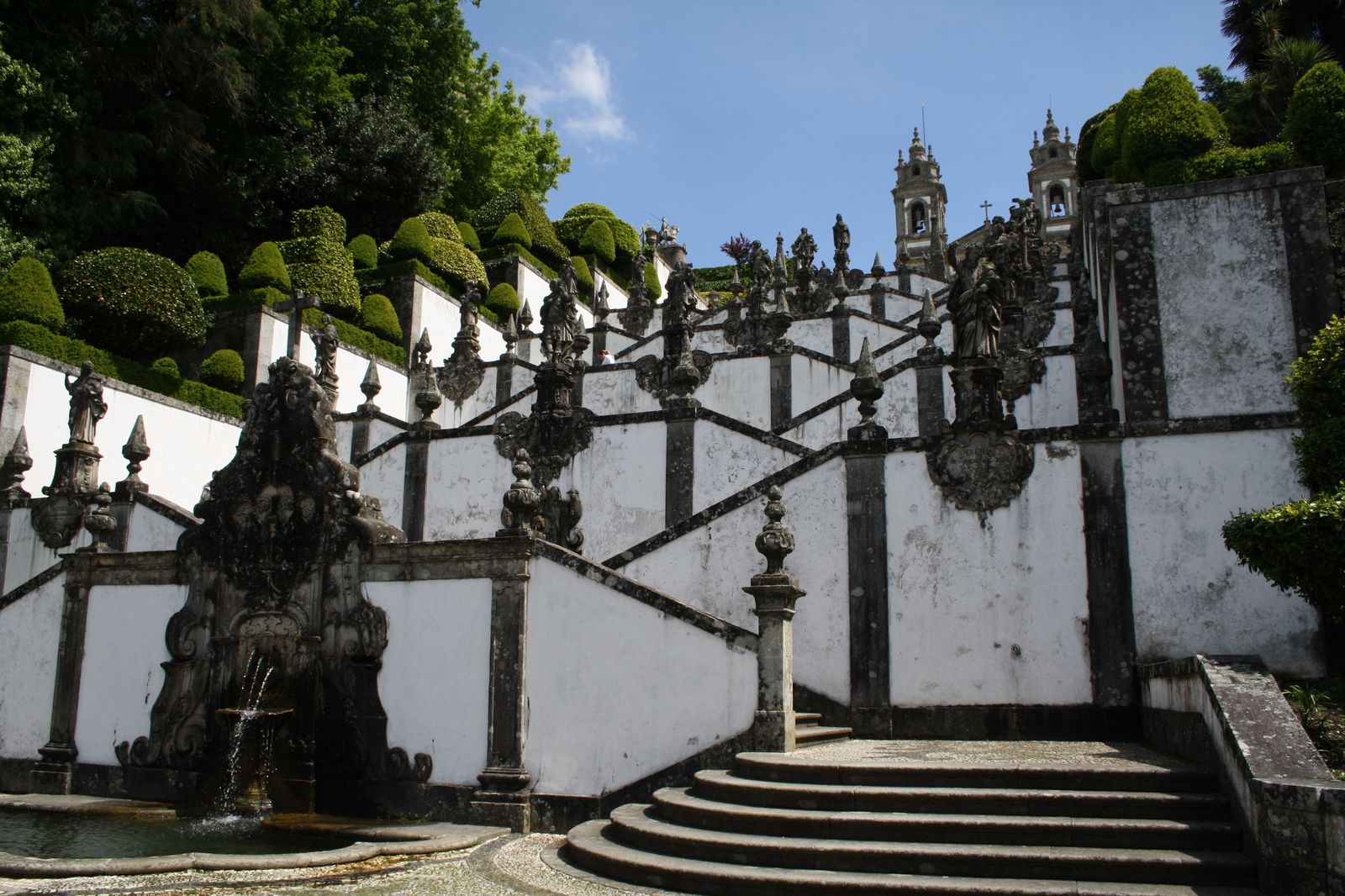 L'escalier baroque en zigzag du Bom Jesus do Monte s'élevant à travers les bois au-dessus de Braga