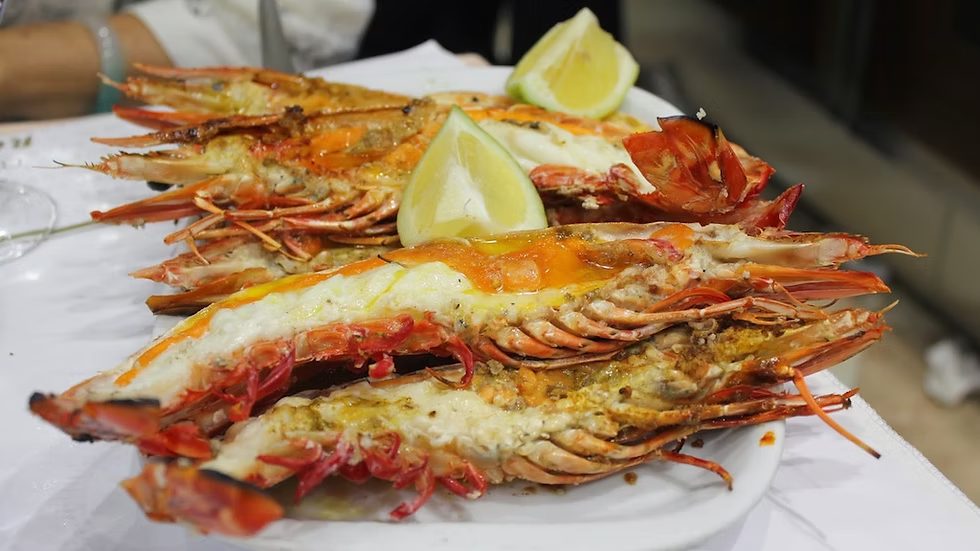 Des gambas grillées, ouvertes et grillées, avec du citron