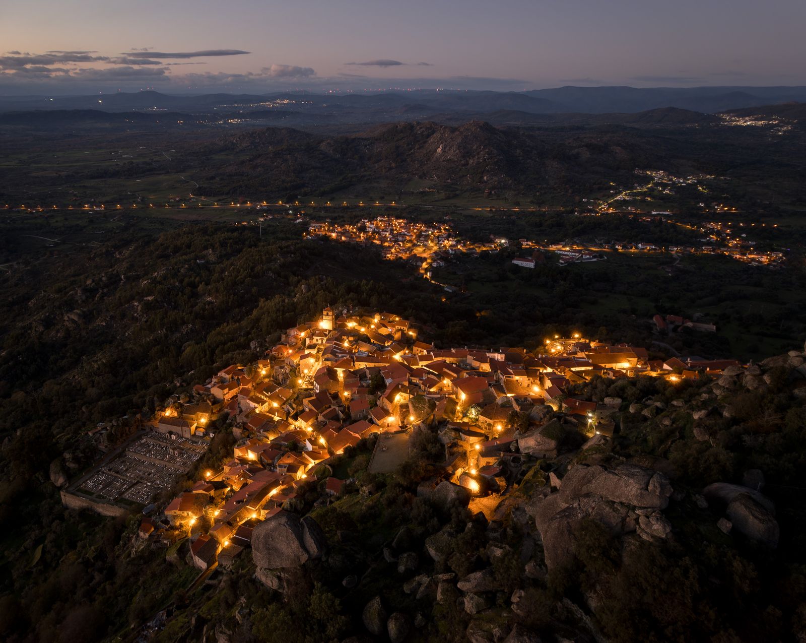 Les maisons de granit de Monsanto au crépuscule, dans l'intérieur oriental du Portugal