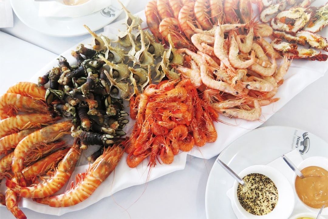 Un plateau de fruits de mer (gambas, percebes et plus) à la Nunes Real Marisqueira, Lisbonne