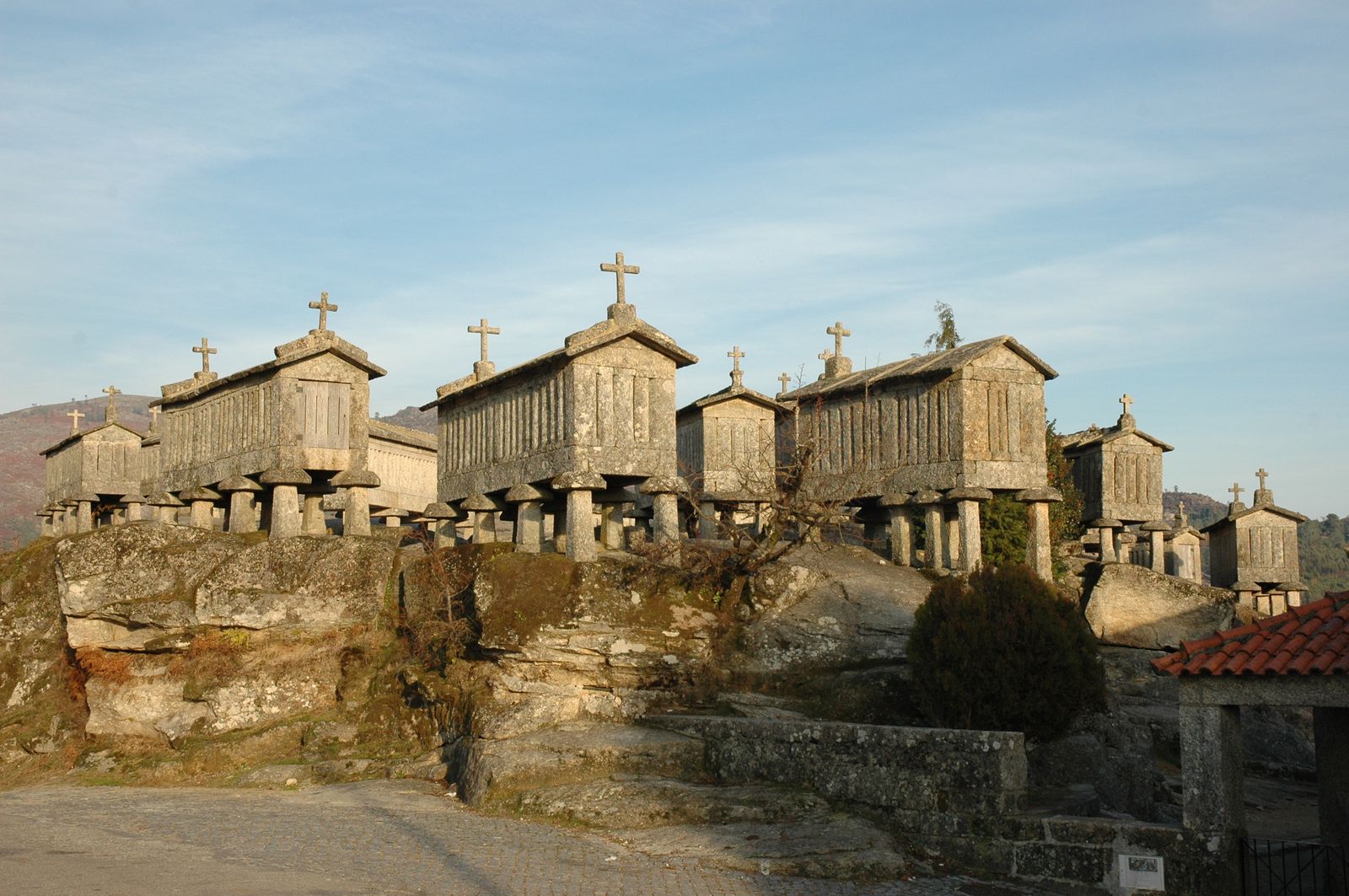 Greniers de granit sur pilotis (espigueiros) dressés sur un affleurement rocheux dans le village de Soajo, au cœur du Parc national de Peneda-Gerês
